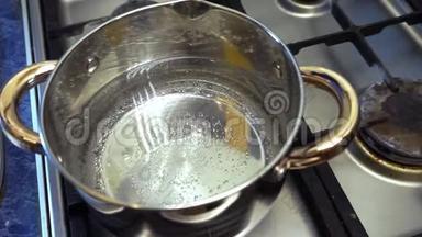 滚刀上放着一个<strong>不锈钢</strong>锅，锅柄<strong>金色</strong>，有开水。